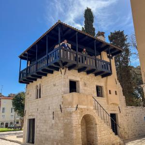 ROMANESQUE HOUSE